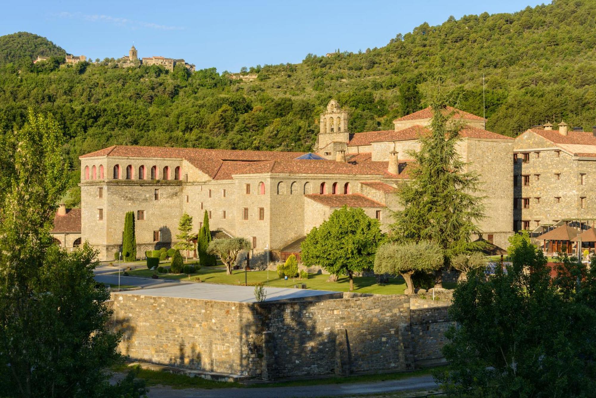 & Monasterio De